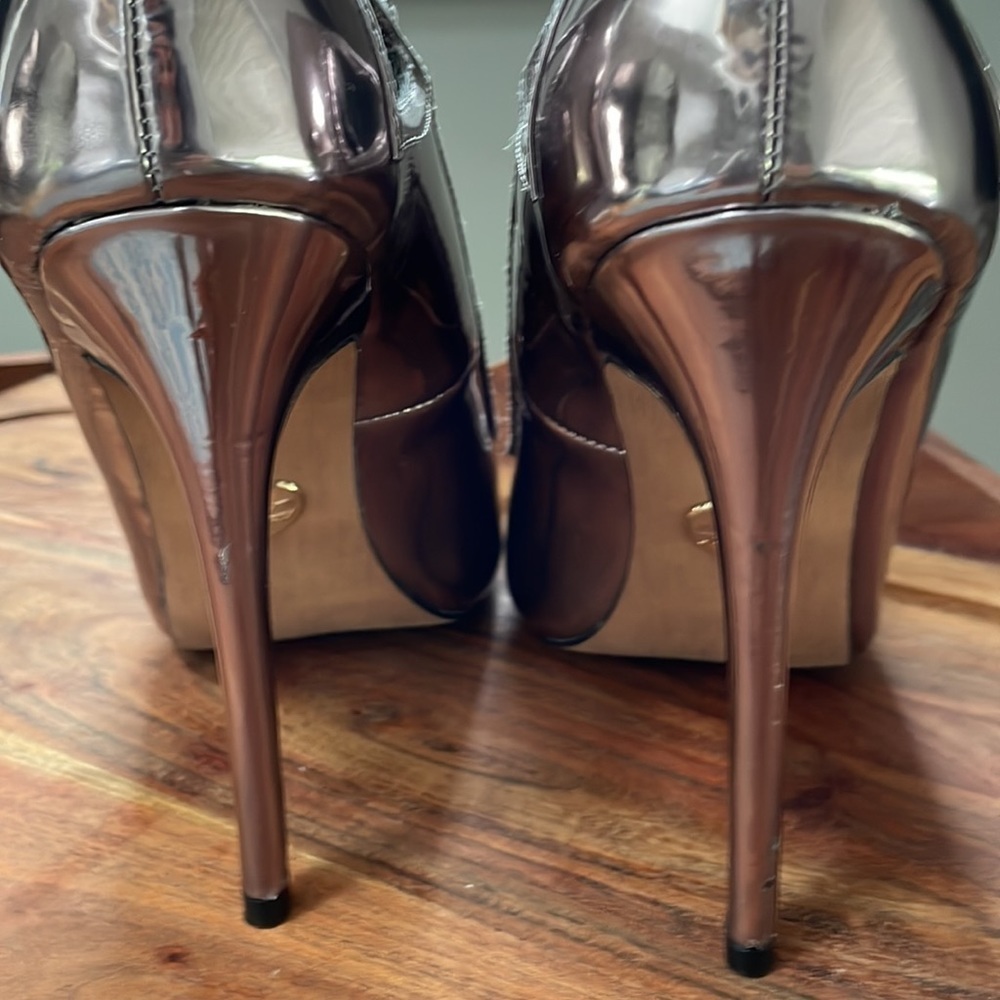 Betsey Johnson “Mimie” Heart Cutout Metallic High Heels. Excellent condition - Picture 9 of 14